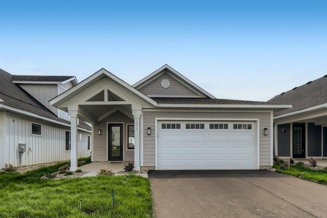 view of front of property featuring a front yard and a garage