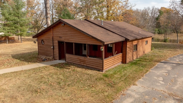 cabin featuring a front yard