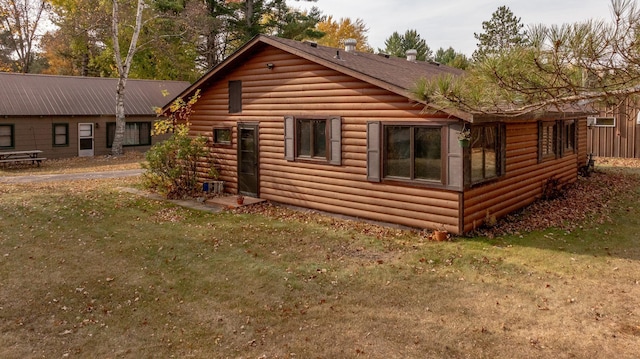 back of house featuring a lawn