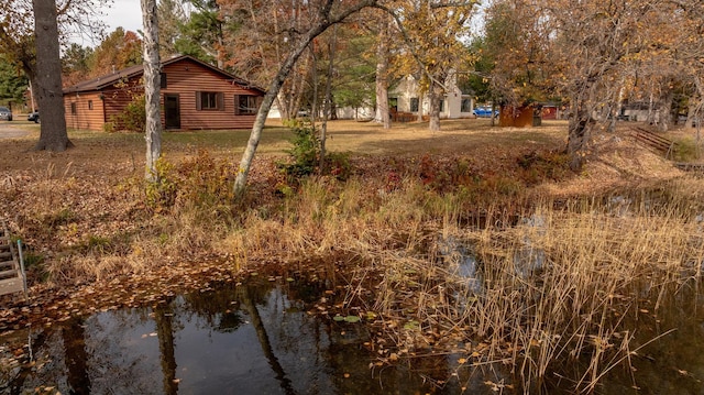 view of yard featuring a water view