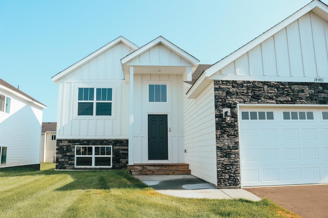 view of front of property with a front lawn