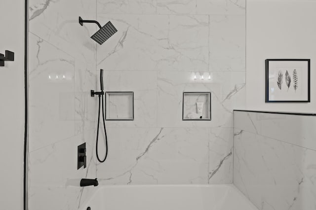 bathroom featuring tiled shower / bath