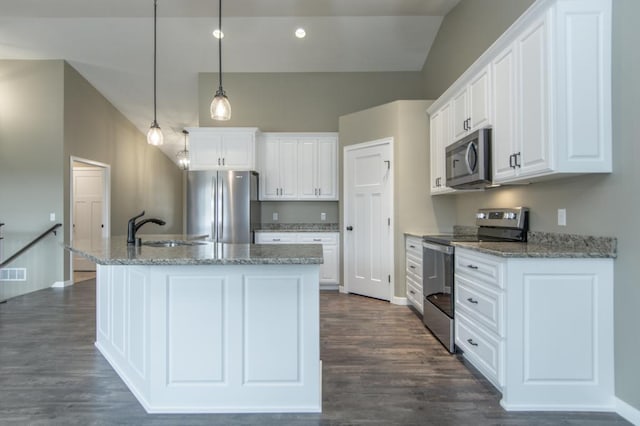 kitchen featuring sink, decorative light fixtures, white cabinets, an island with sink, and appliances with stainless steel finishes