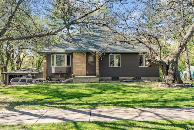 view of front of house featuring a front lawn