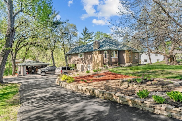 view of front of house featuring a front lawn