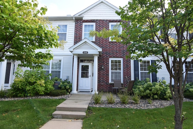 view of front of house featuring a front lawn