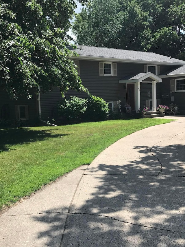 619 10th St, Montevideo, MN 56265 - bi-level home featuring a front lawn