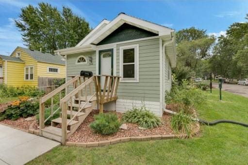 view of front facade with a front yard