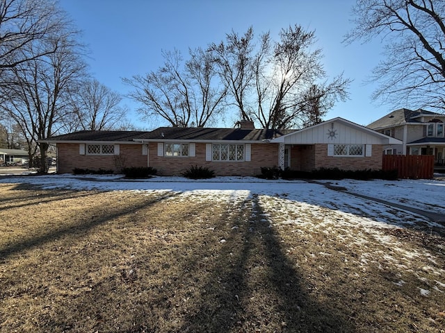 single story home with a lawn