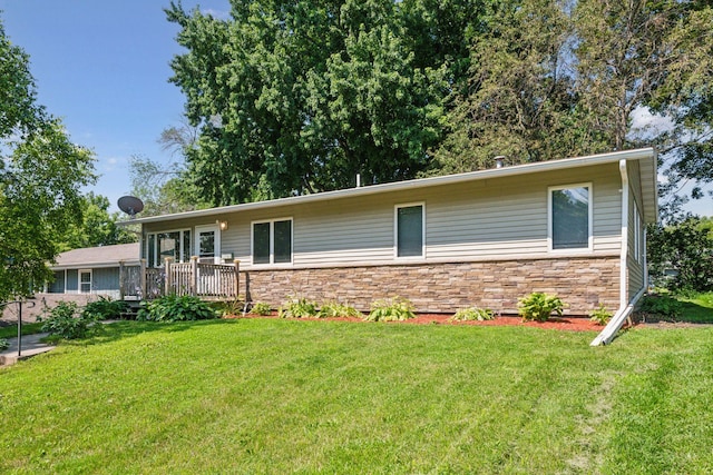 view of front of house featuring a wooden deck and a front lawn