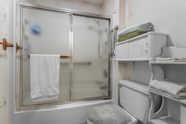 2021 Main St S, Pine City Twp, MN 55063 - full bathroom featuring toilet and bath / shower combo with glass door