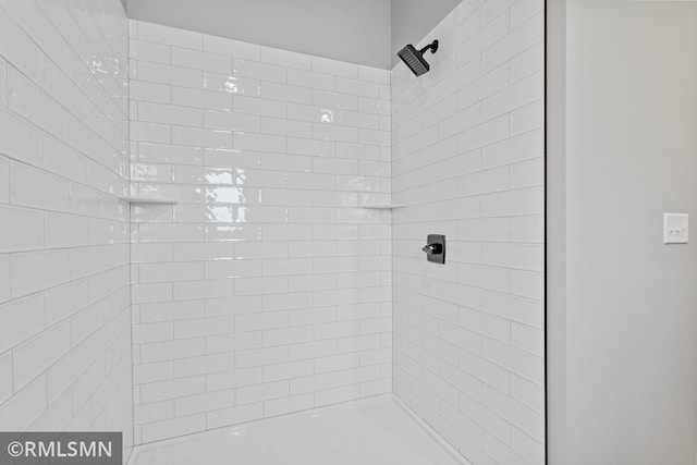 bathroom featuring a tile shower