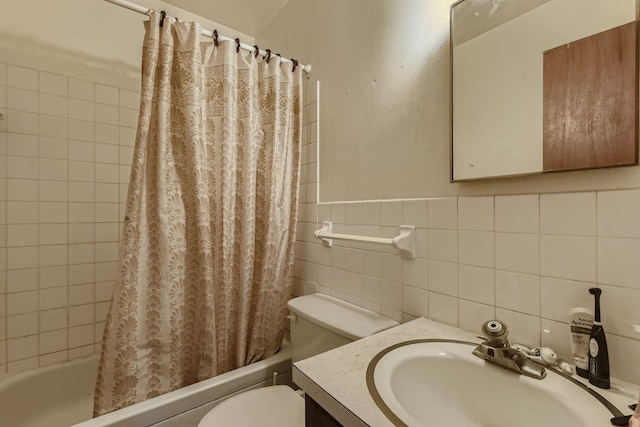 full bath with vanity, shower / bath combo with shower curtain, toilet, and tile walls