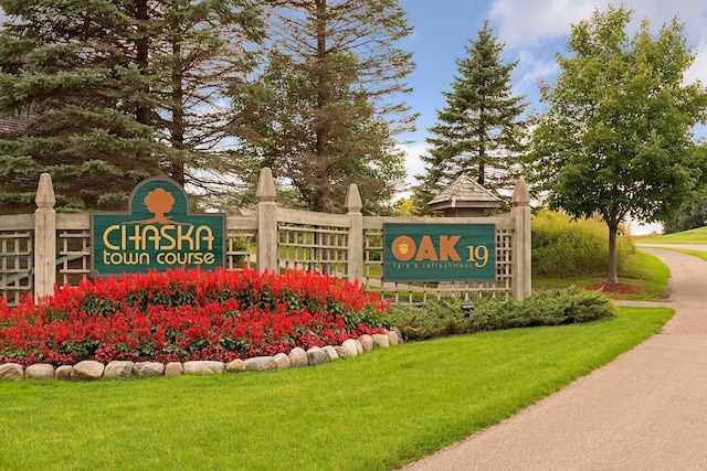 community / neighborhood sign featuring a lawn