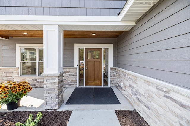 entrance to property featuring a porch