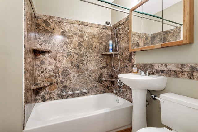 bathroom with tiled shower / bath and toilet