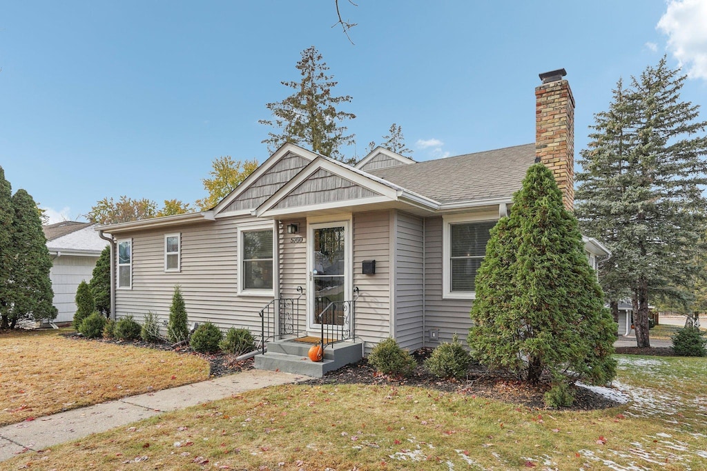 view of front of home with a front lawn