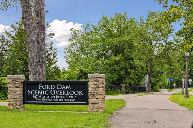 community / neighborhood sign featuring fence