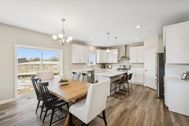 dining space featuring dark hardwood / wood-style flooring, sink, a chandelier, and a textured ceiling