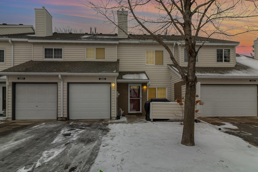 view of front facade with a garage