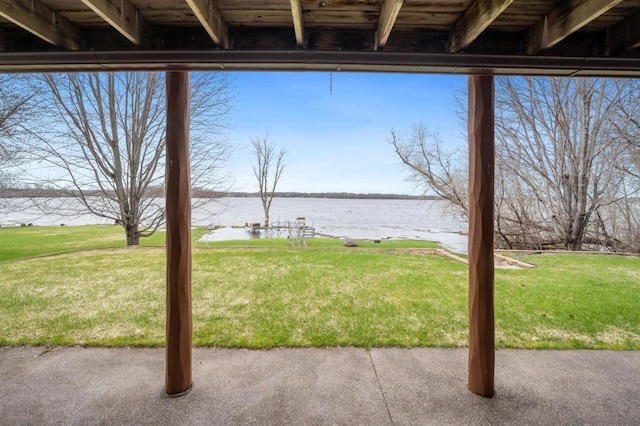 view of yard featuring a water view