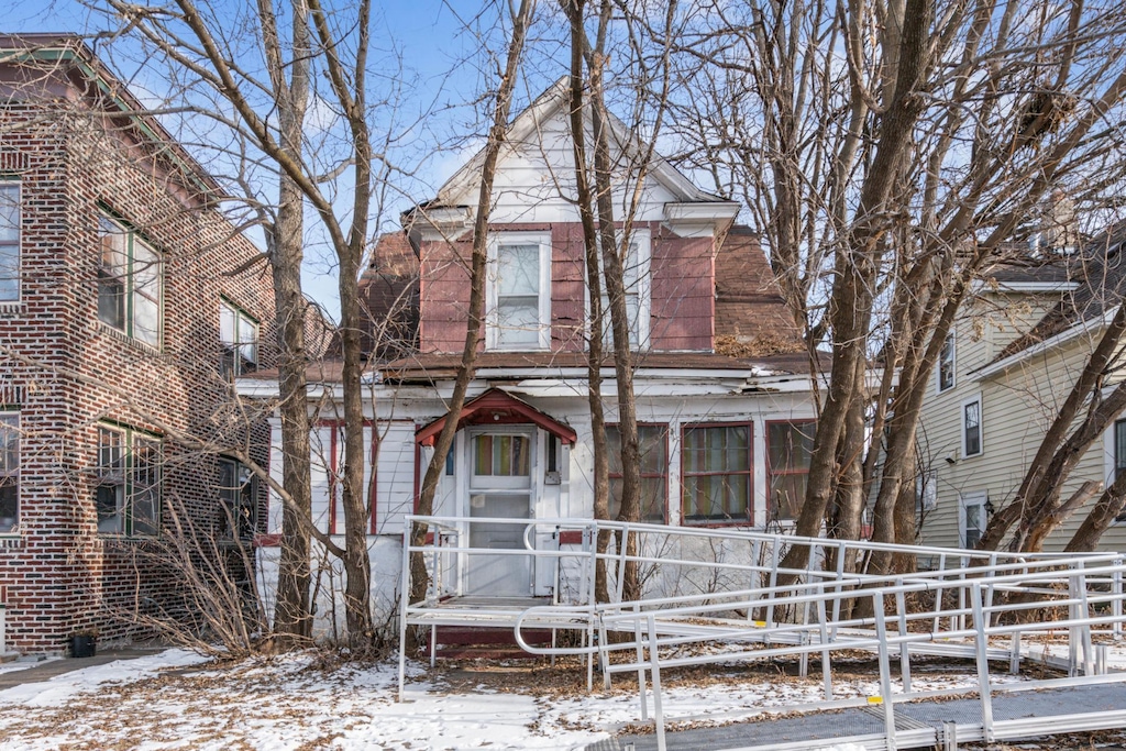 view of front property