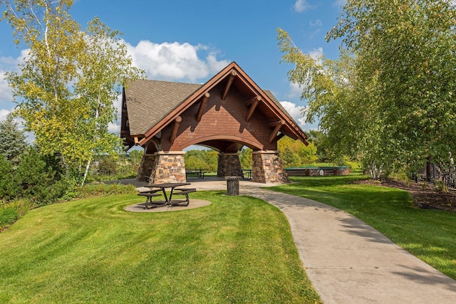 view of property's community featuring a lawn