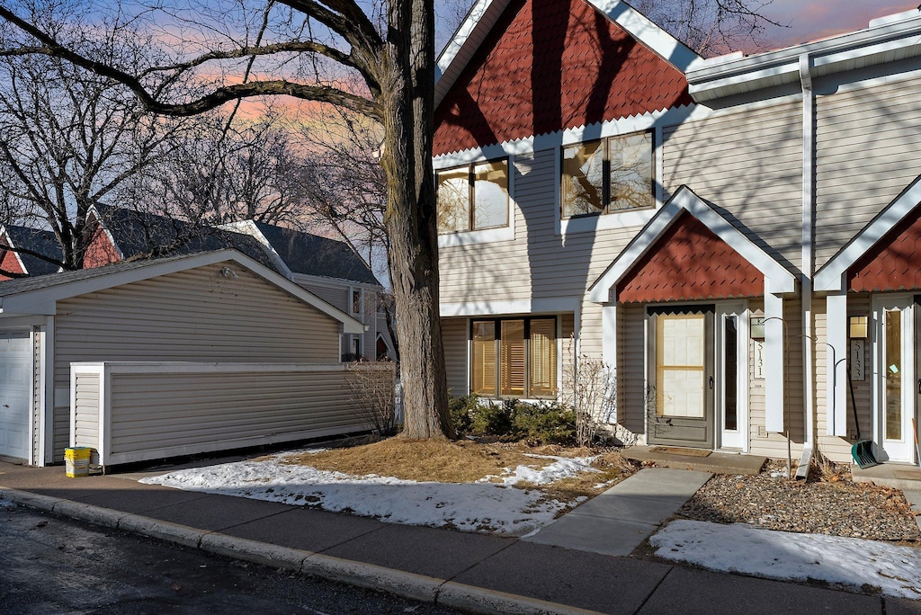 view of front of property featuring a garage