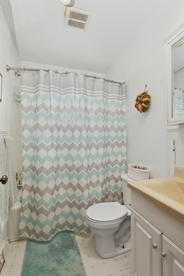 full bathroom with shower / tub combo with curtain, vanity, and toilet