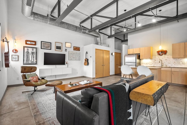 living room featuring sink and a high ceiling