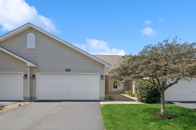 single story home with a front lawn