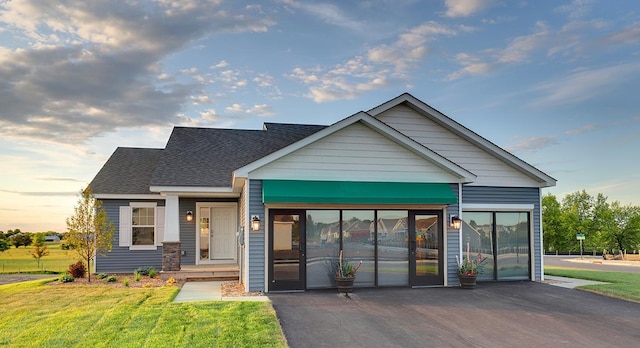 view of front of house featuring a front yard