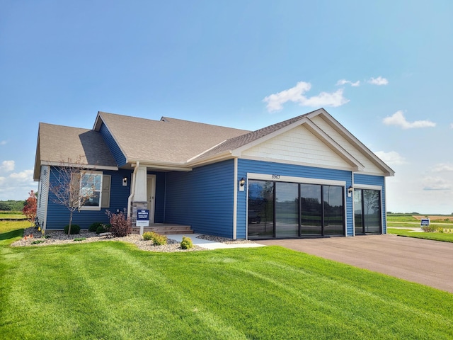 view of front of home featuring a front yard