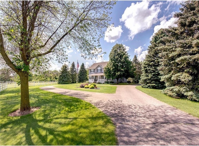 view of front of property featuring a front lawn