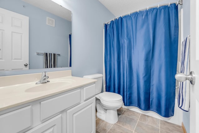 full bath with visible vents, toilet, curtained shower, a textured ceiling, and vanity