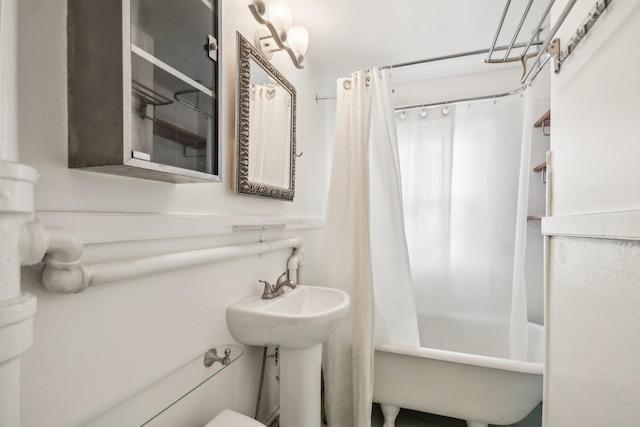 bathroom featuring shower / bath combo