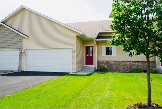 view of front of home featuring a front lawn and a garage