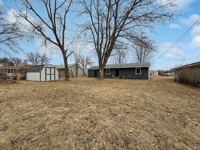 view of yard with a storage shed