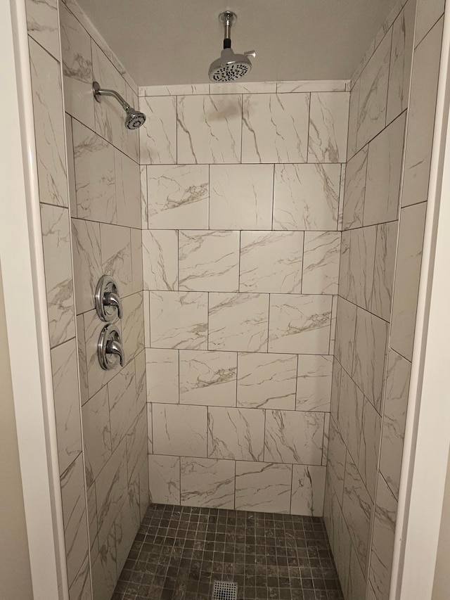 bathroom featuring tiled shower