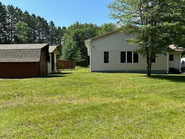 view of yard featuring a storage shed