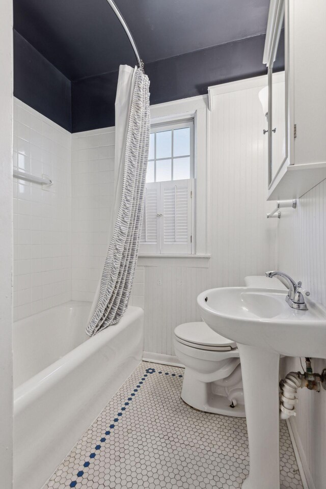 bathroom featuring shower / bath combo and toilet