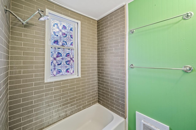 bathroom with tiled shower / bath