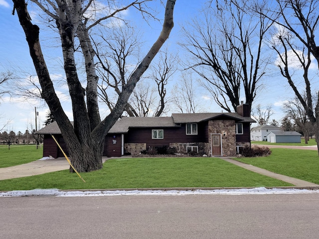 view of front of property featuring a front lawn