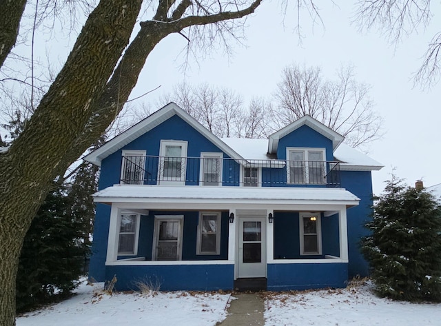 view of front of home featuring a balcony