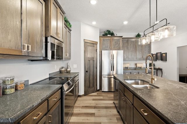 9971 14th Cir NE, Saint Michael, MN 55376 - kitchen featuring stainless steel appliances, a sink, light wood-style flooring, recessed lighting, and hanging light fixtures