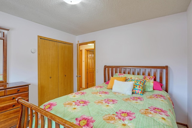 bedroom featuring a textured ceiling and a closet