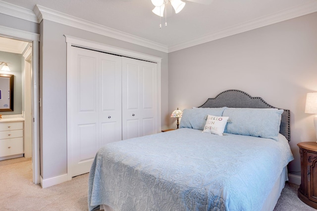 bedroom with light carpet, ornamental molding, a ceiling fan, a closet, and baseboards