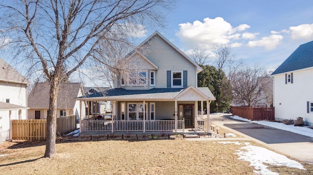 view of front of house with fence and covered porch