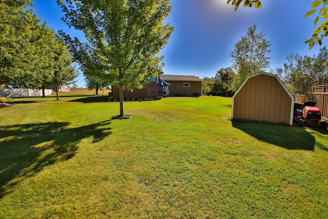 view of yard with a storage shed