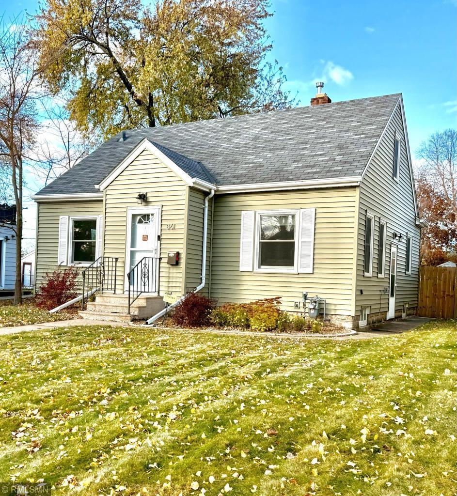 view of front of house with a front lawn